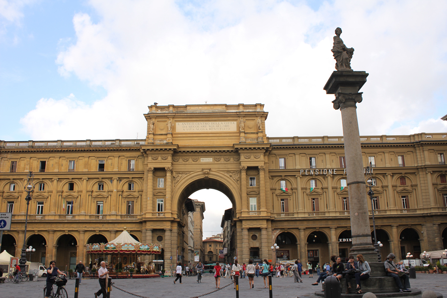 Piazza della Repubblica. The city centre. Beyond the arch is a alley of High end fashion: Ferrari, Louis Vuitton...